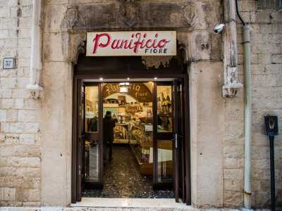 L�edificio in cui ha sede � del 500 e mostra al suo esterno una cornice di influenza catalana poggiata su capitelli pensili che circoscrivono il portale d�ingresso, identificato dal nome dell�attivit�